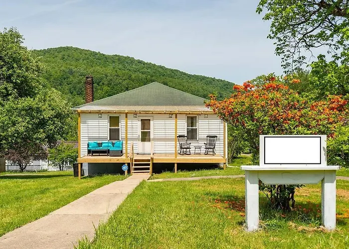 Mountain Serene Views And Creek-Side Charm - Pet Friendly