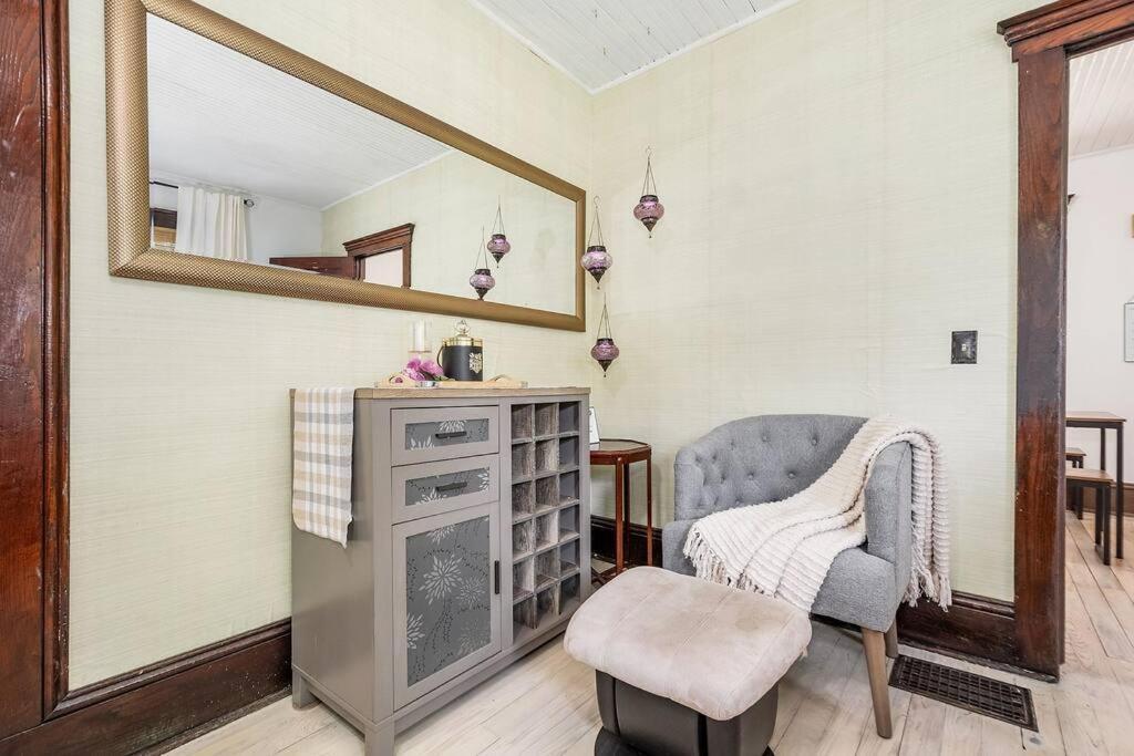 Mountain Serene Views And Creek-side Charm - Pet Friendly Holiday home *