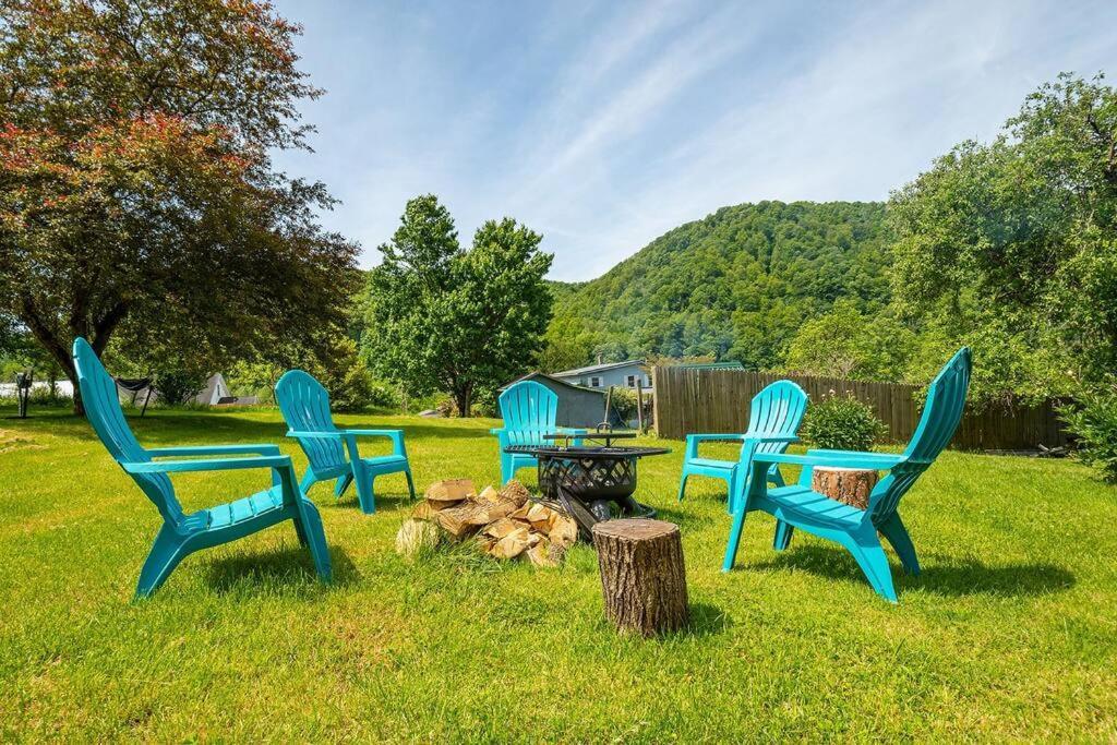 Mountain Serene Views And Creek-side Charm - Pet Friendly Holiday home *