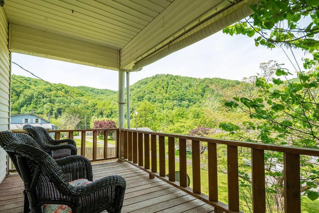 Mountain Serene Views And Creek-side Charm - Pet Friendly Holiday home Rowlesburg