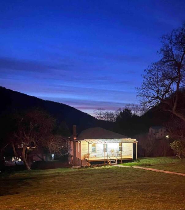 Mountain Serene Views And Creek-side Charm - Pet Friendly *