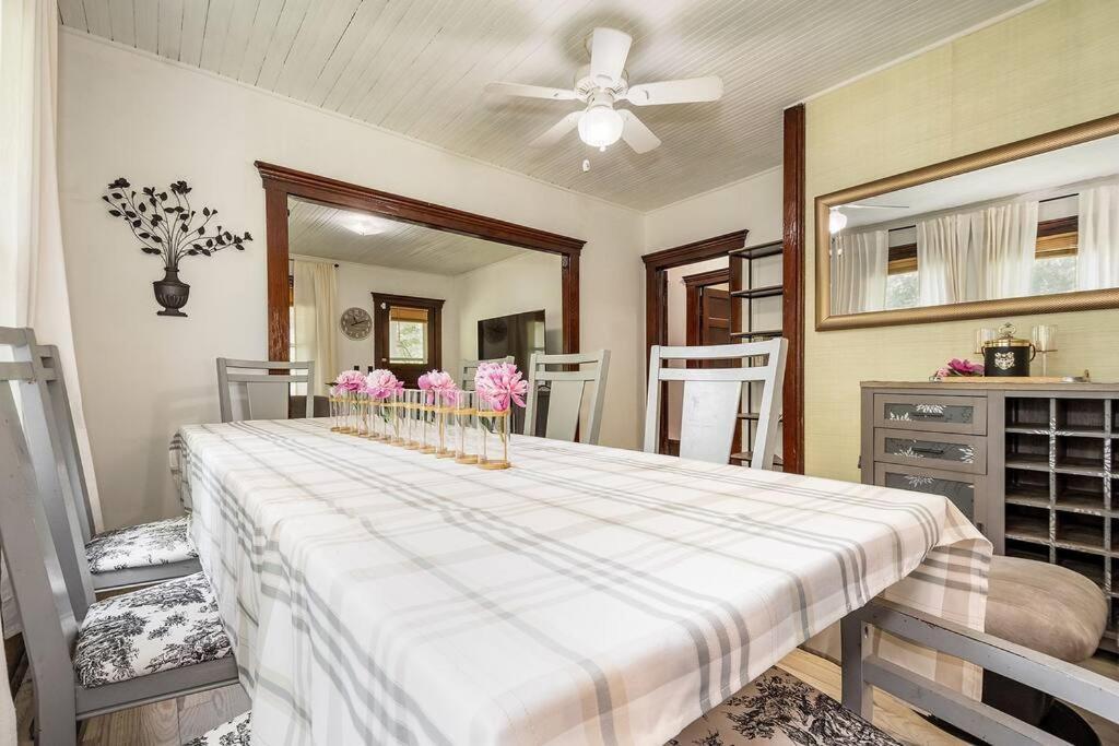 Mountain Serene Views And Creek-side Charm - Pet Friendly Holiday home Rowlesburg